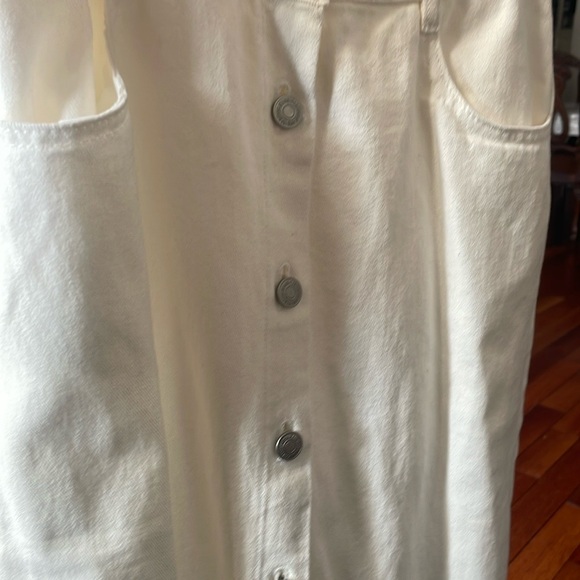 Elegant White Button-Down Skirt - Picture 3 of 4